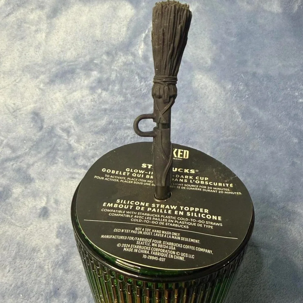 Starbucks Pleated Cold Cup with Broom Straw Topper (24 oz.) NWT